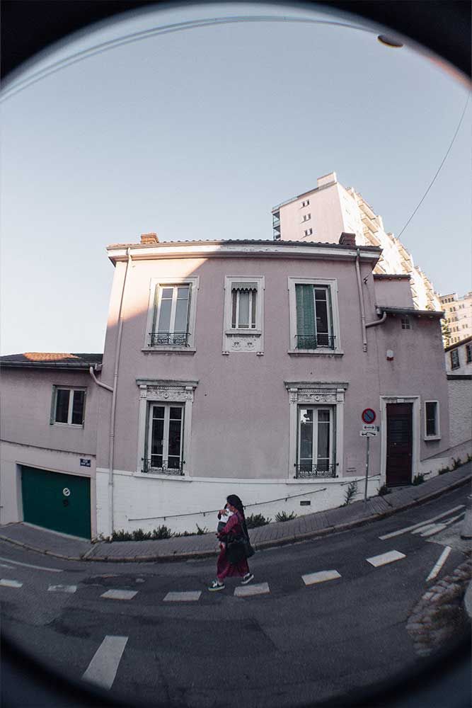 Photographie d'un passant dans la ville de Lyon