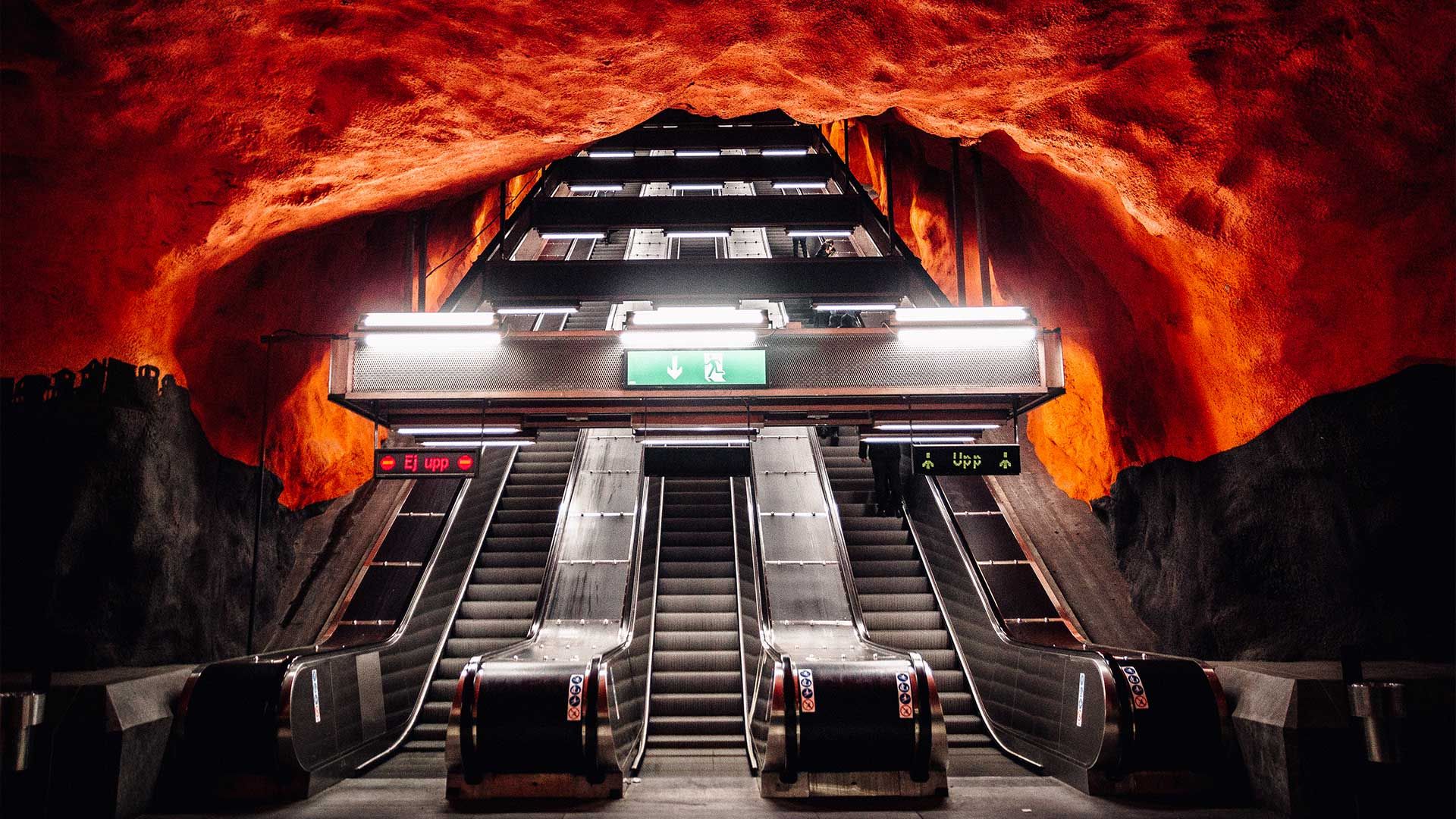 Photographie de l'entrée d'une station de métro de la ville de Stockolm