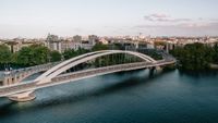 Photographie large d'un pont à Lyon